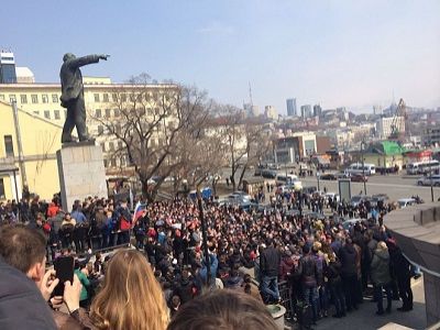 Митинг "Он вам не Димон" во Владивостоке. Фото: deita.ru.